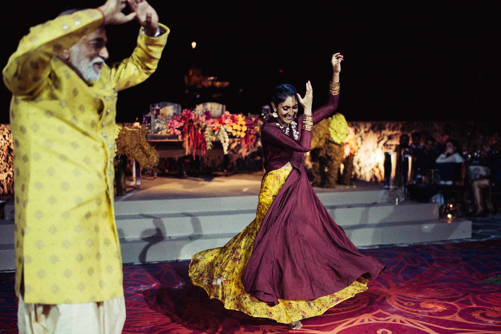 在印度教婚礼夫妇跳舞“class=