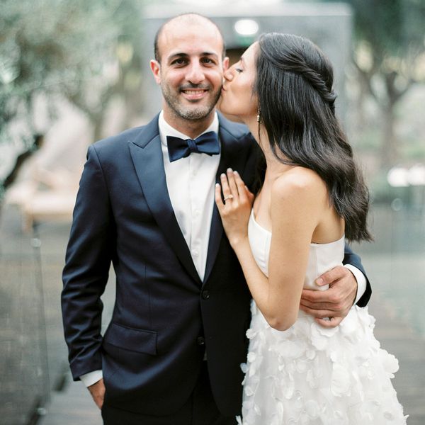 新娘亲吻新郎的脸颊