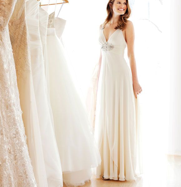 在新娘沙龙穿婚纱的新娘“class=