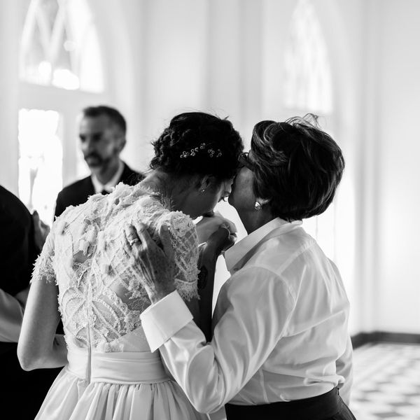 母亲在她的婚礼安慰女儿