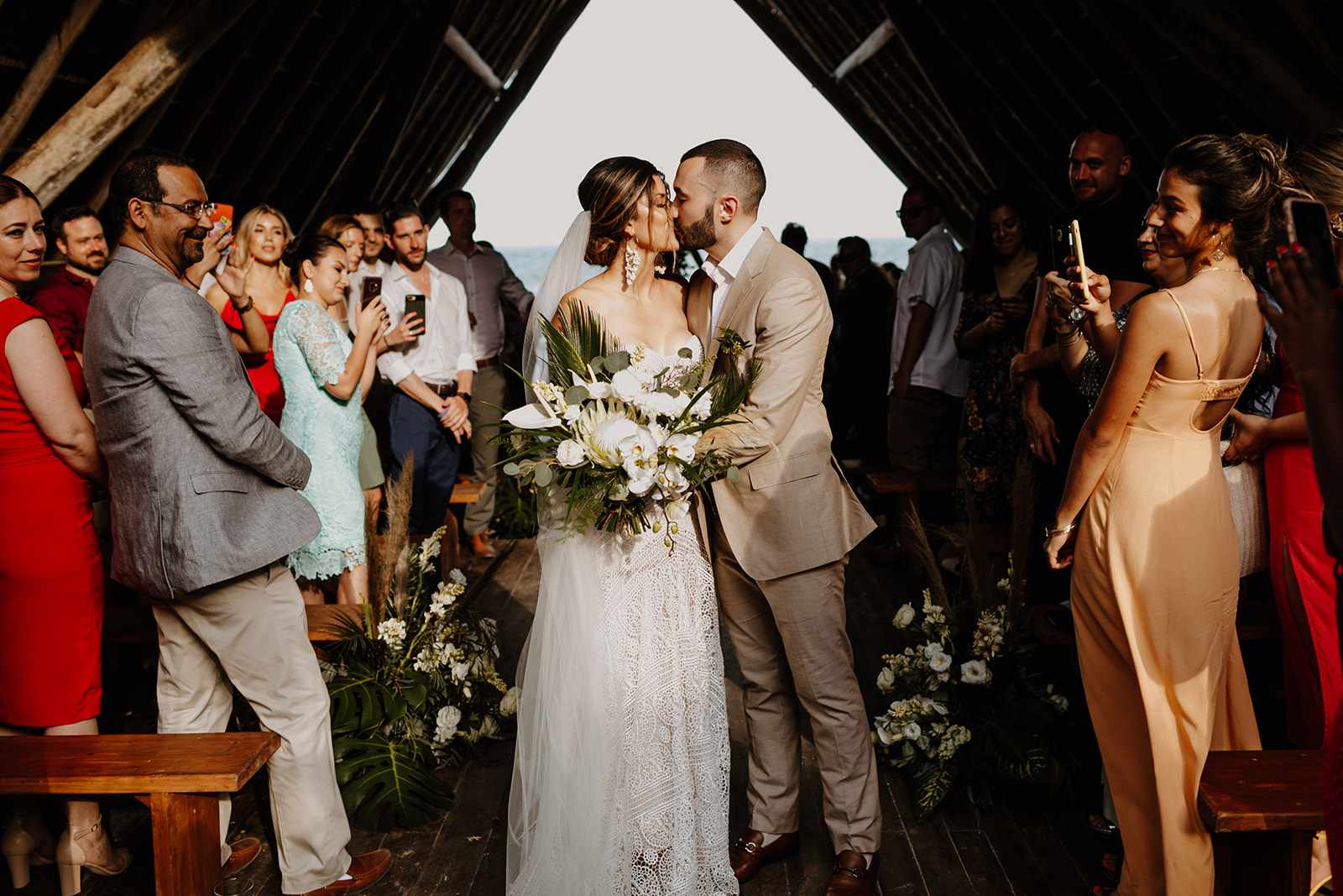 新郎和新娘接吻