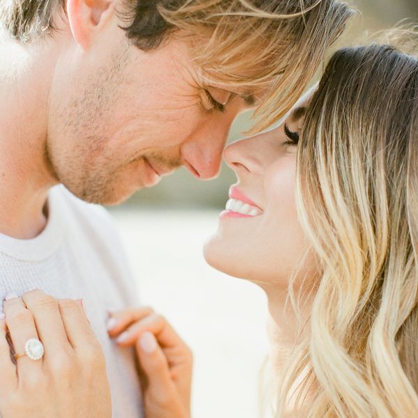 幸福订婚的情侣