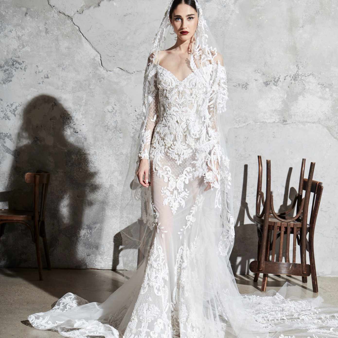 模型露肩长袖绣花纱美人鱼礼服贴花和一个匹配的面纱