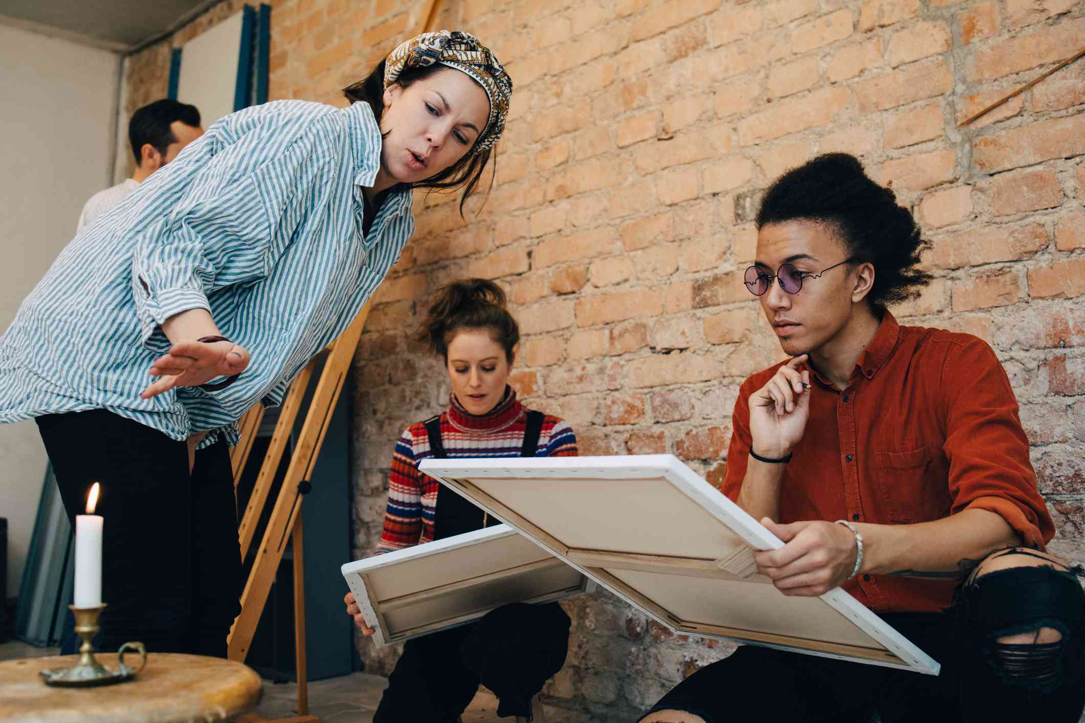 讲师在绘画课上与人交谈