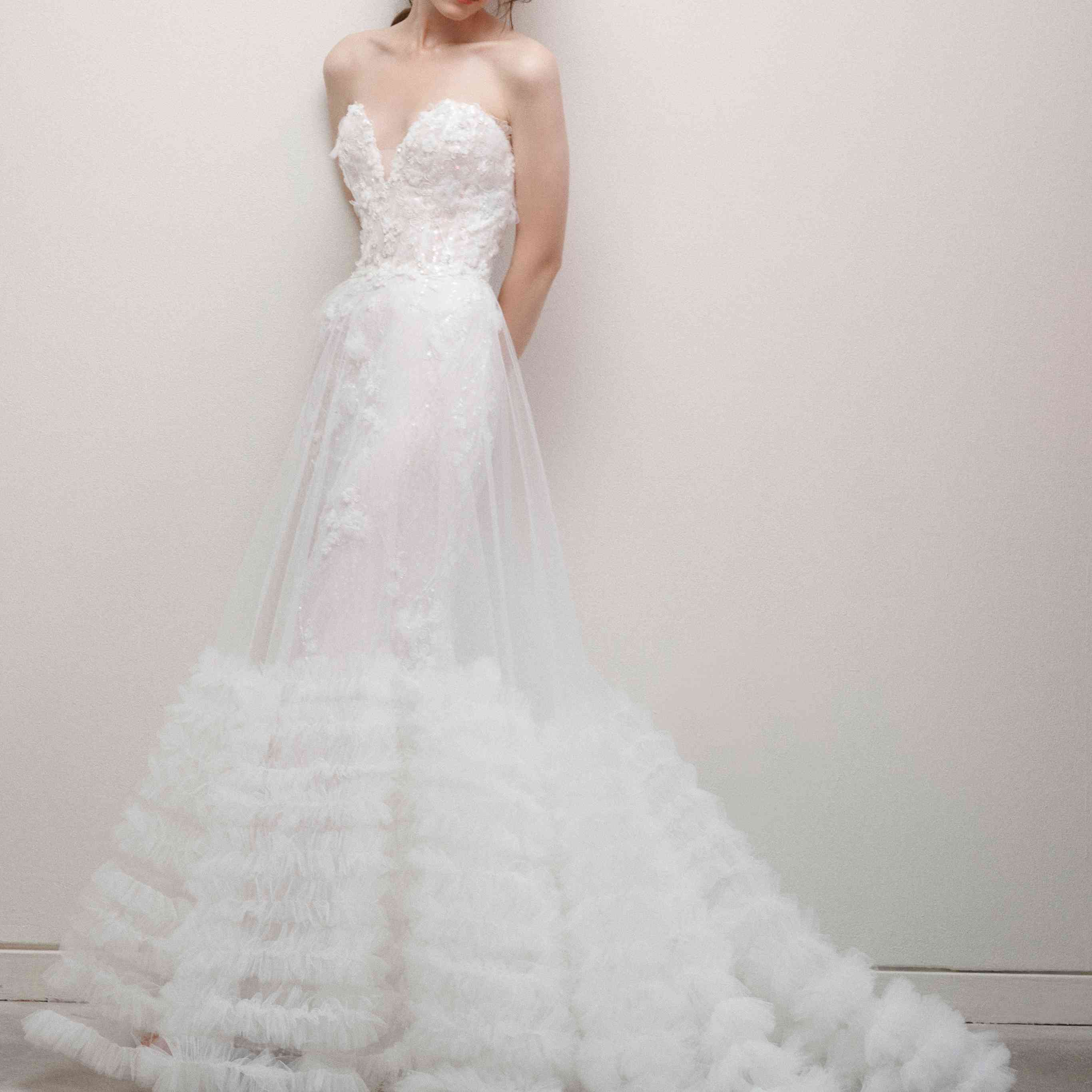 在露肩V领婚纱花卉贴花和竖起薄纱下摆型号