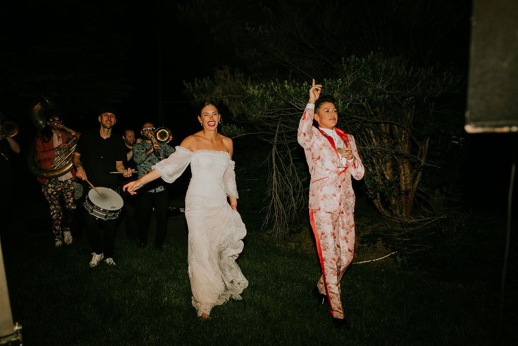 这对新人用铜管乐队给客人带来惊喜