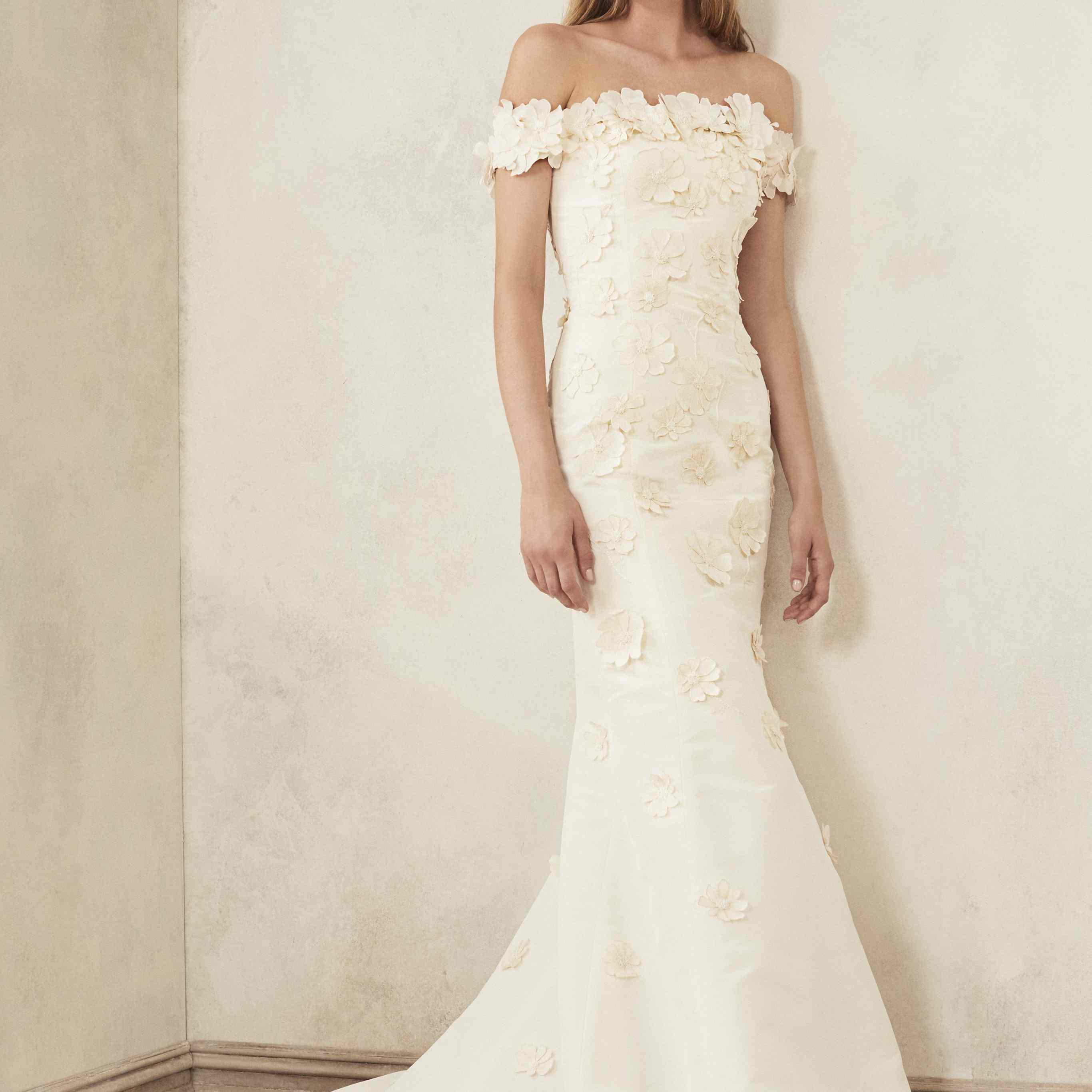 模特穿着露肩花绣婚纱