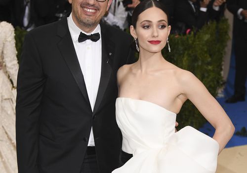 <p> emmy rossum和sam esmail婚礼</ p>