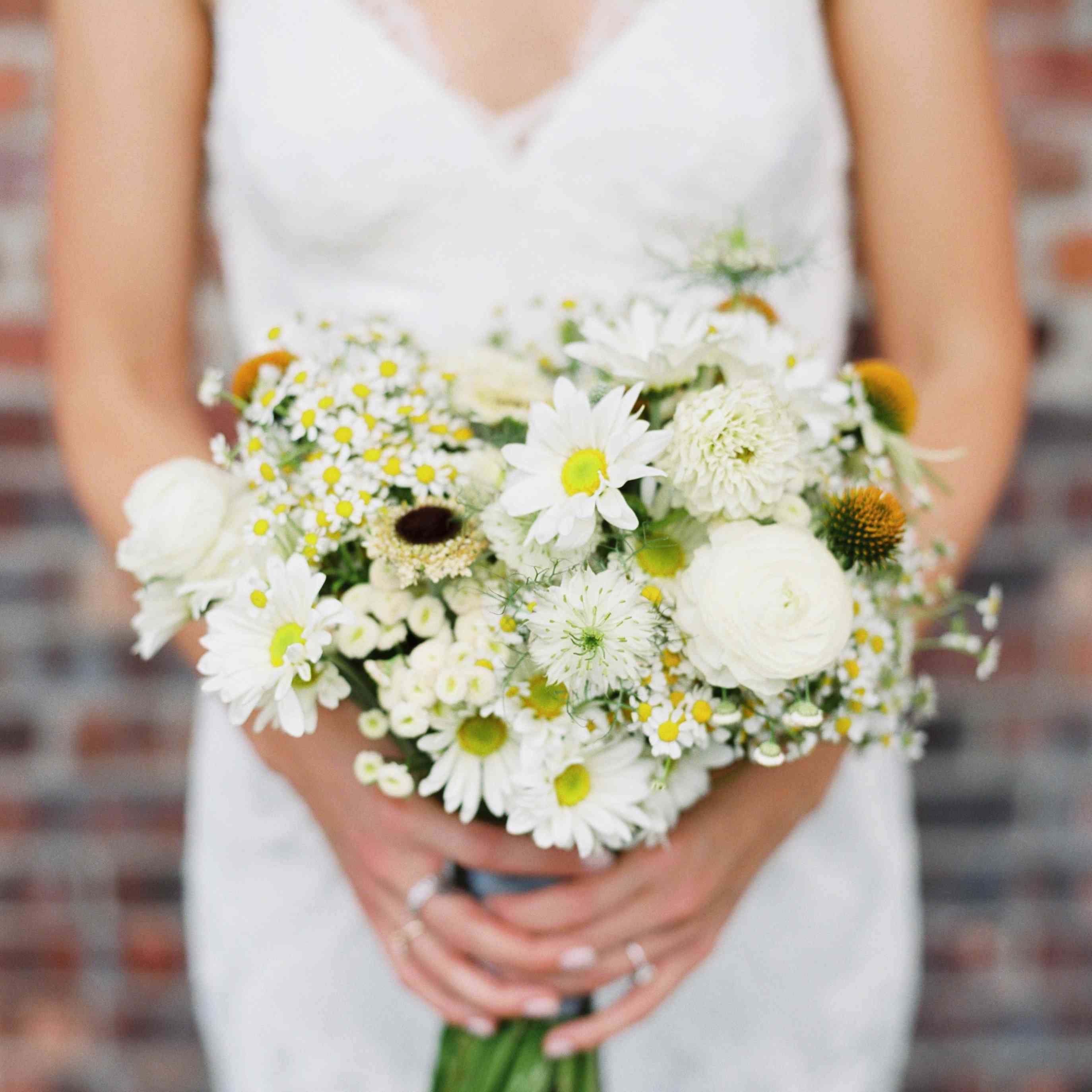 <p>白色雏菊和大丽花婚礼花束</p>