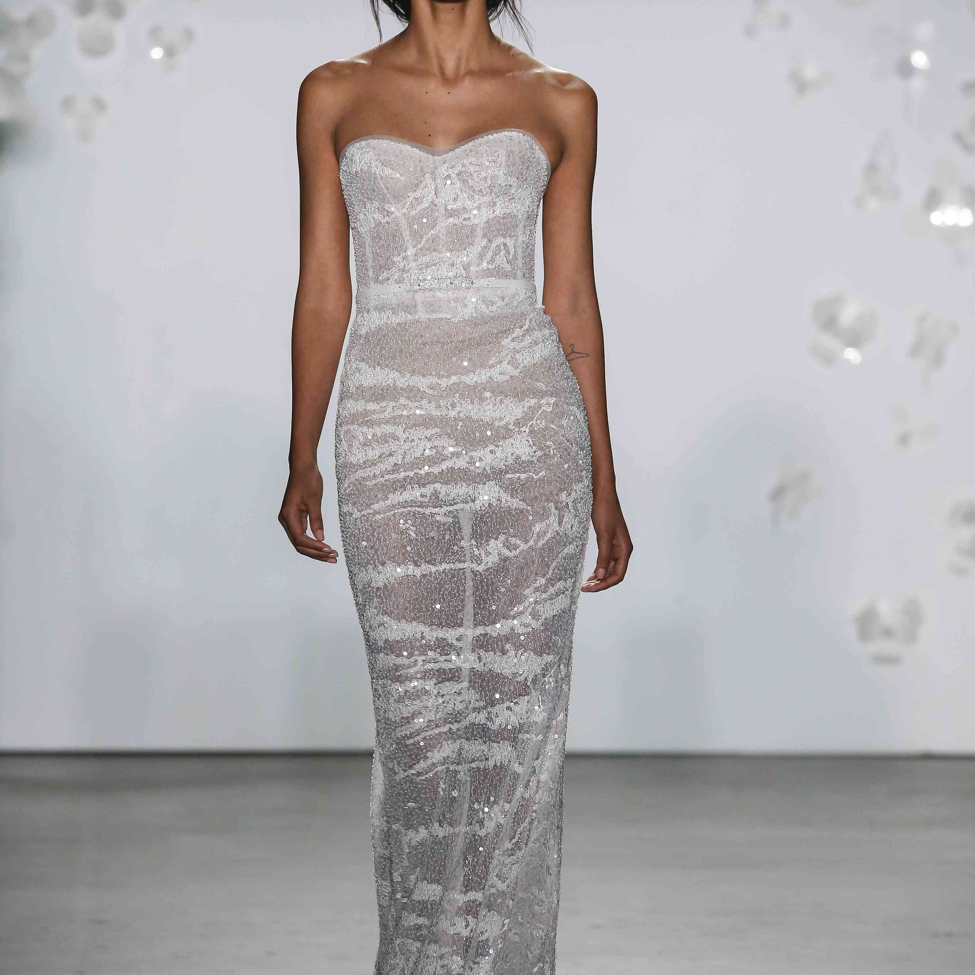 在纯粹露肩装型紧身连衣裙与闪闪发光的口音。