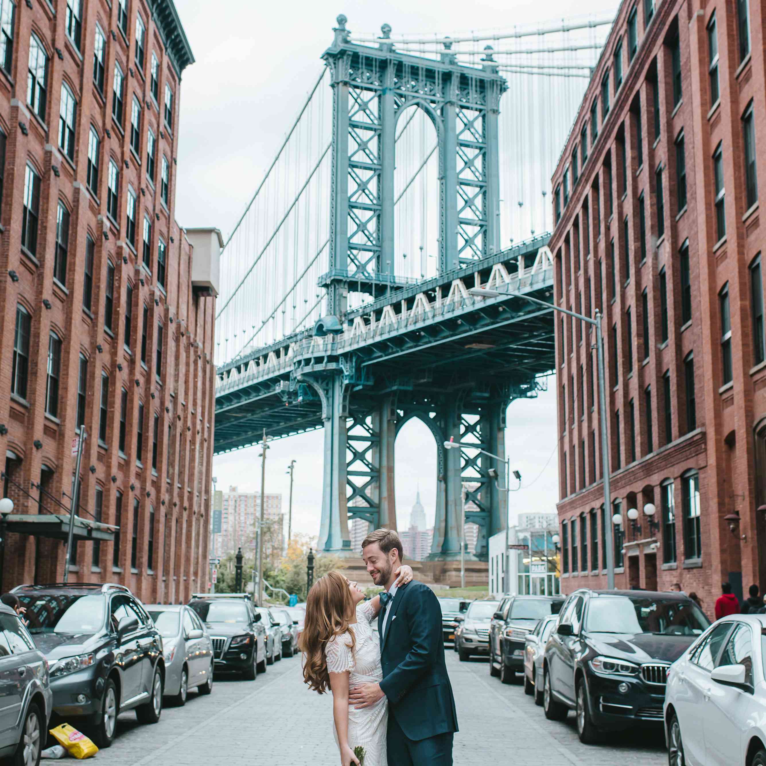 新娘和新郎在布鲁克林大桥的接待