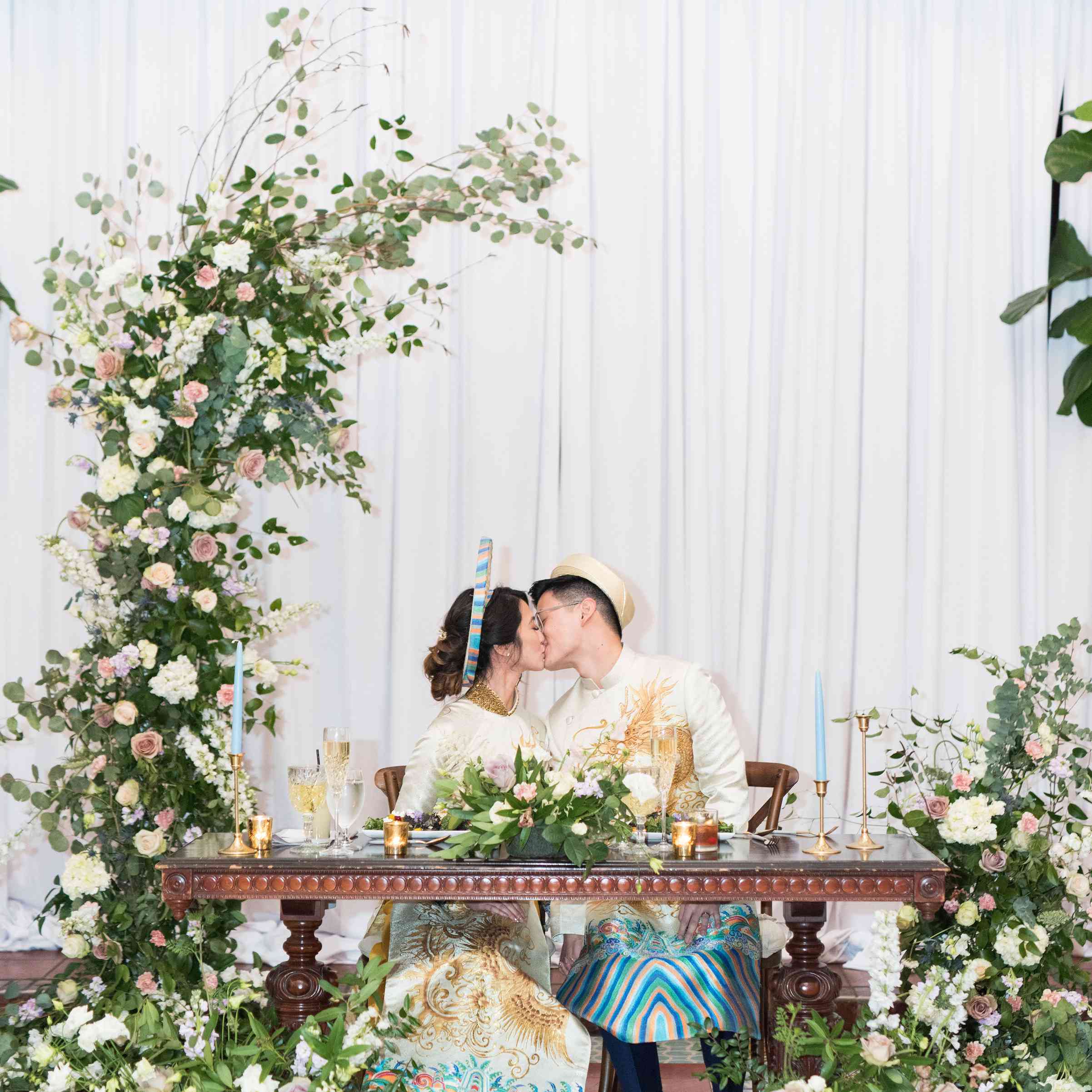 新婚夫妇在餐桌接吻