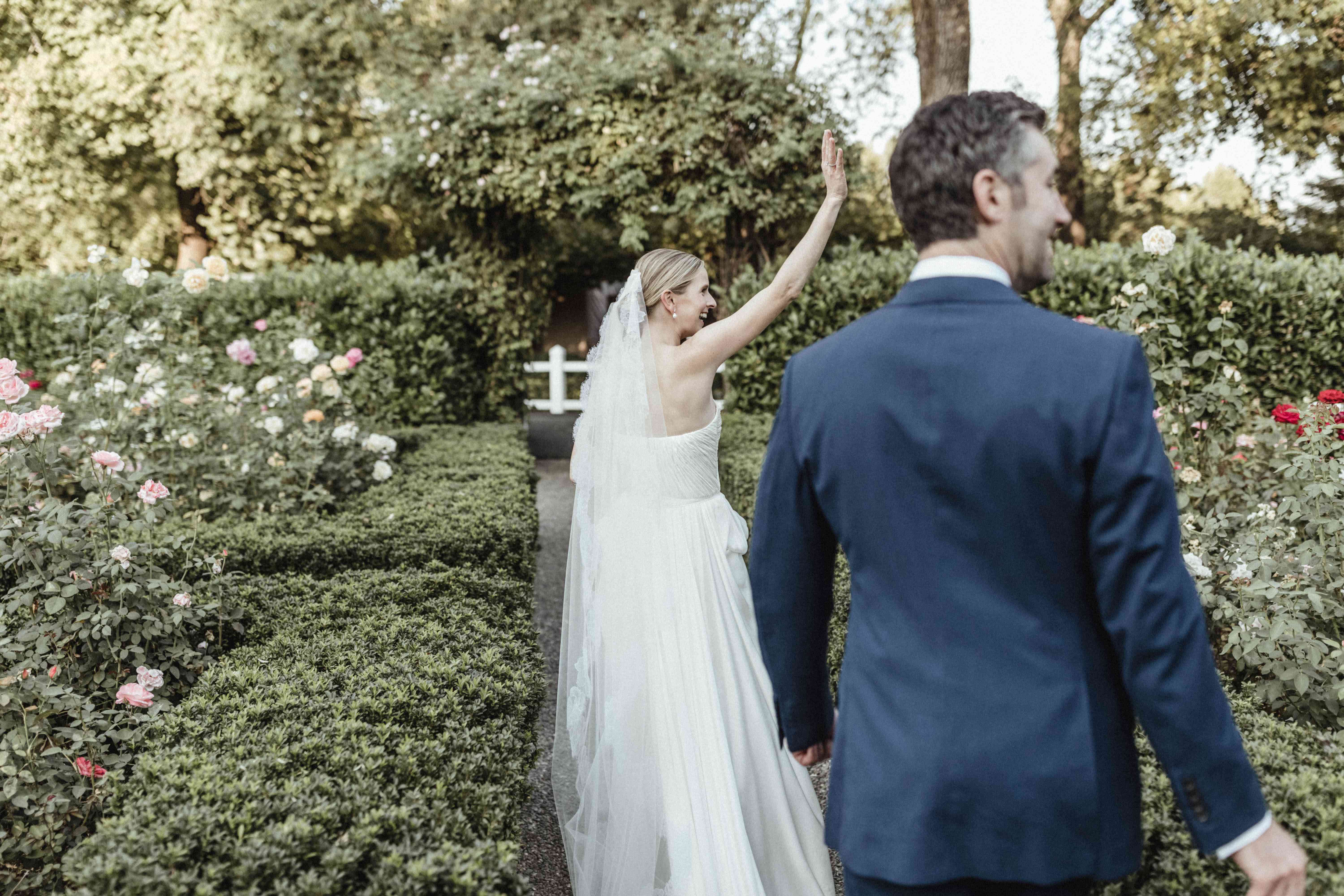 新娘在蓝色的西装新郎