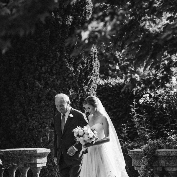 新娘行走的女儿了过道的父亲