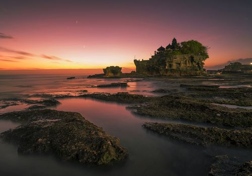 日落海神庙，巴厘岛，印度尼西亚。