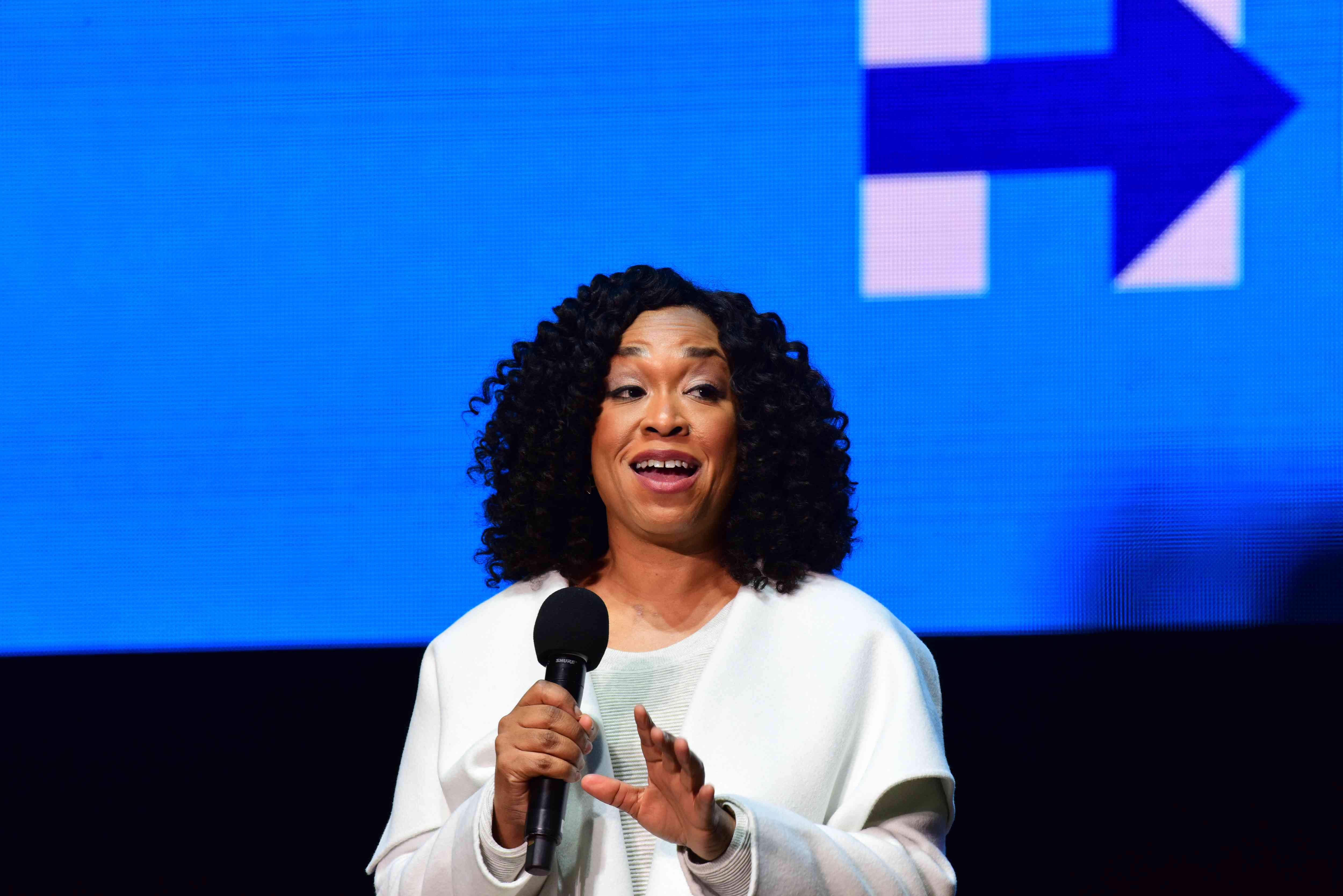 Shonda Rimes为前总统候选人希拉里·克林顿竞选“class=