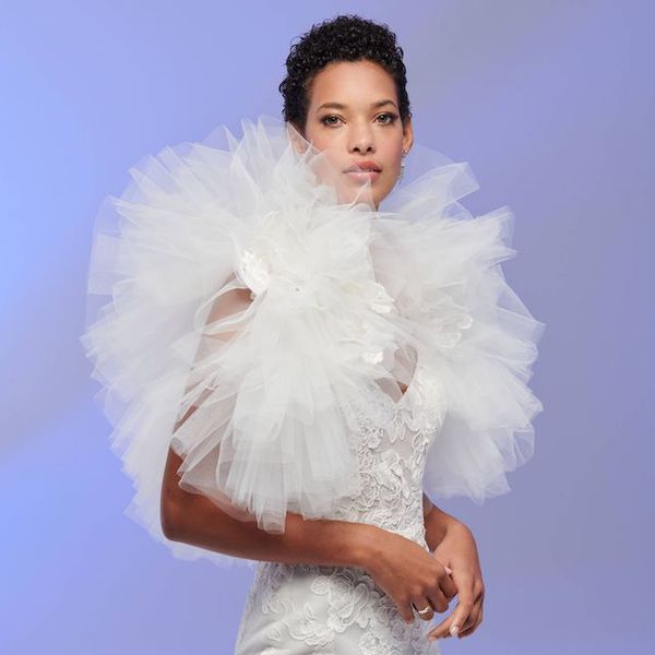 无袖婚纱的模型，配有鞋袖袖子