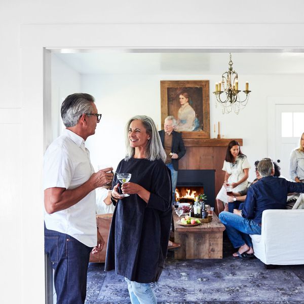 在聚会上的老夫妇