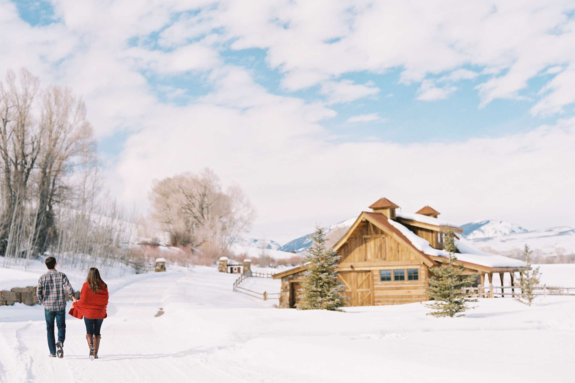 雪中漫步的夫妇