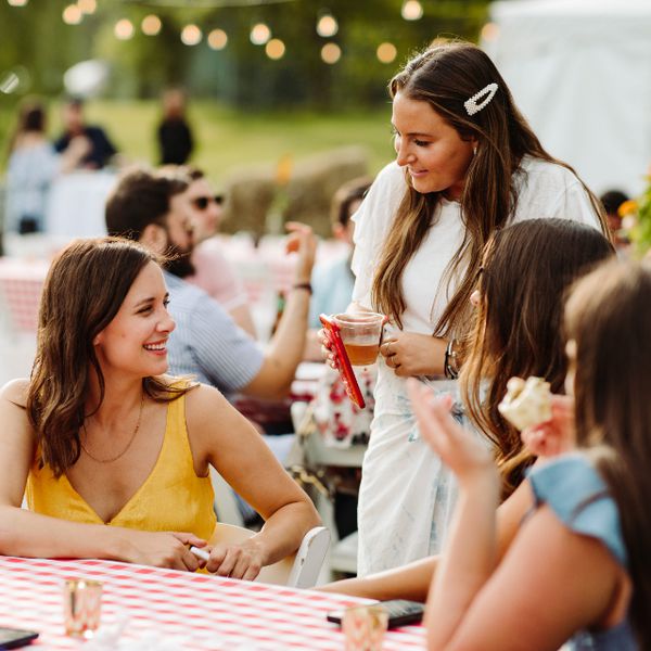 妇女在婚礼欢迎党社交