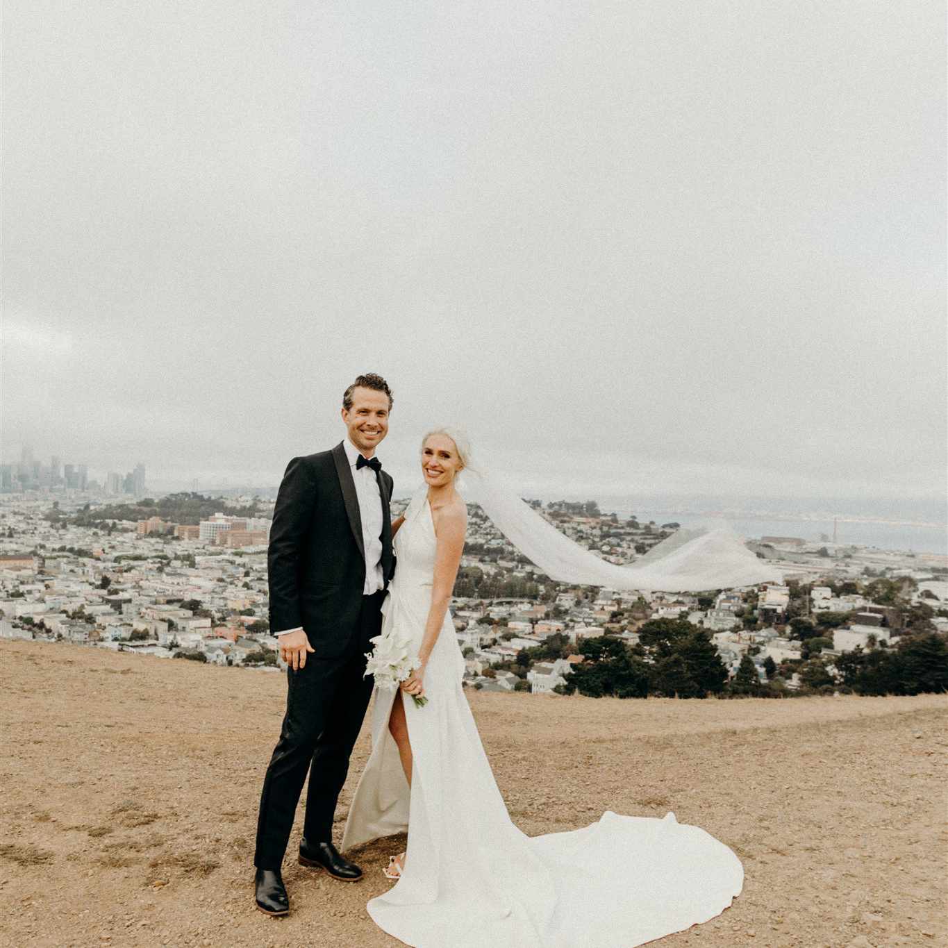 新娘和新郎摆姿势