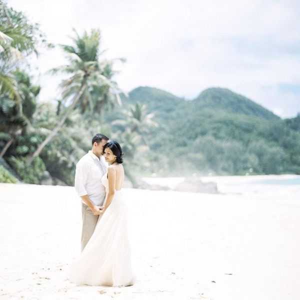 新娘和新郎在海滩上