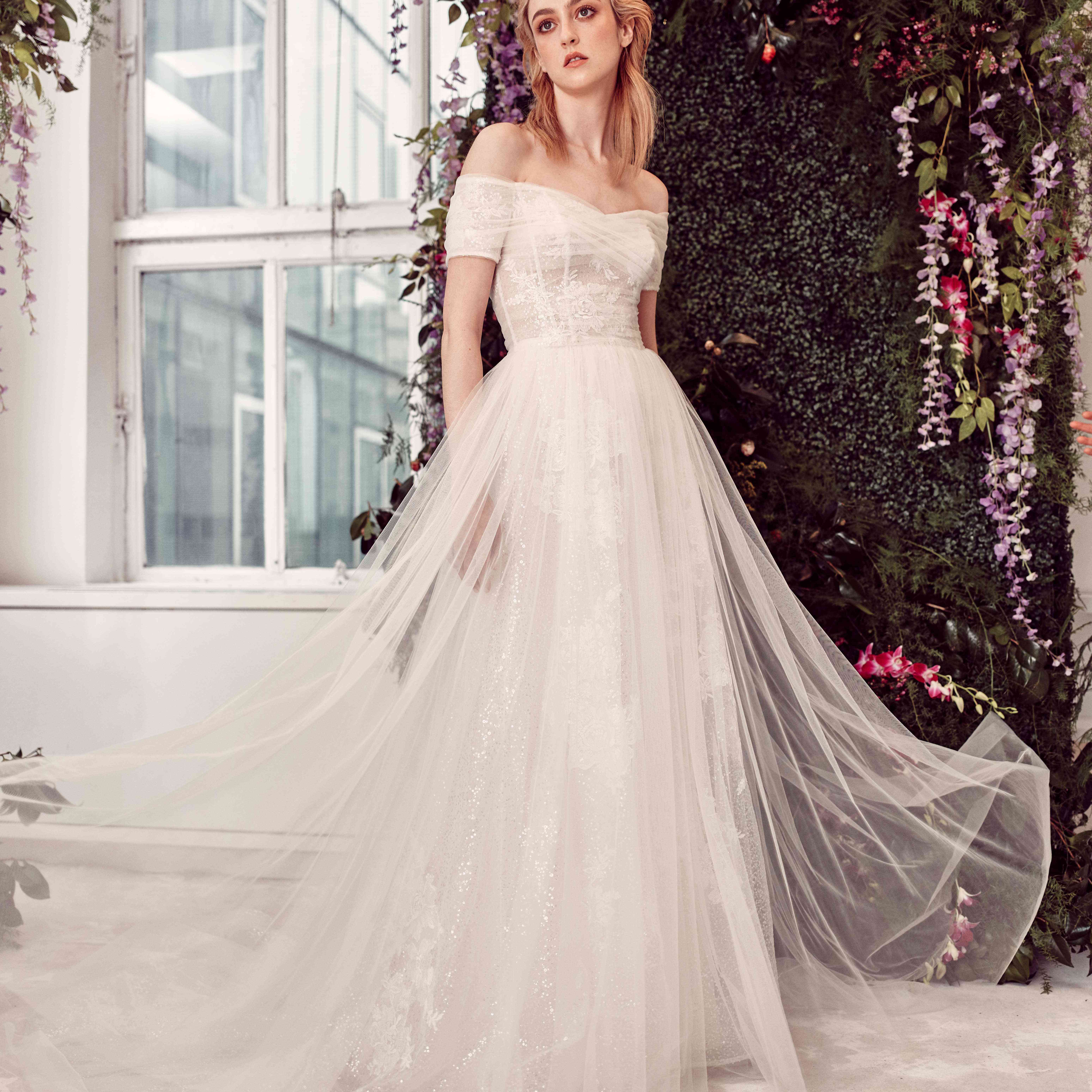 在场外的肩礼服薄纱蕾丝贴花型号