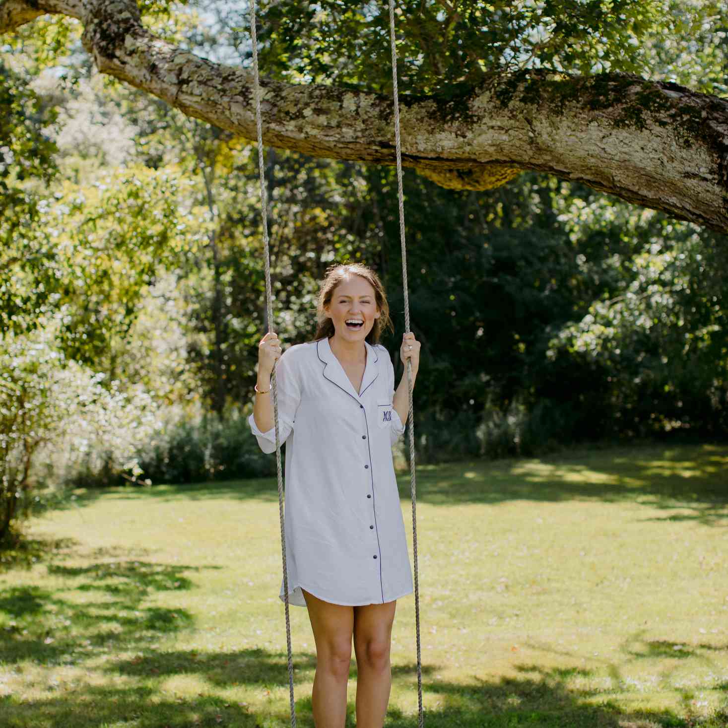 在家质朴马萨诸塞州举行婚礼，在字母组合长袍的新娘摆动