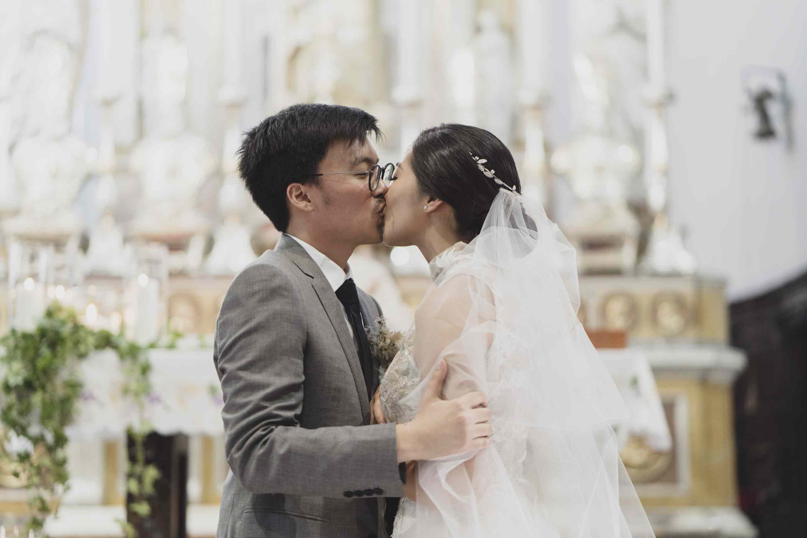 浪漫的科莫湖婚礼，新娘亲吻新郎