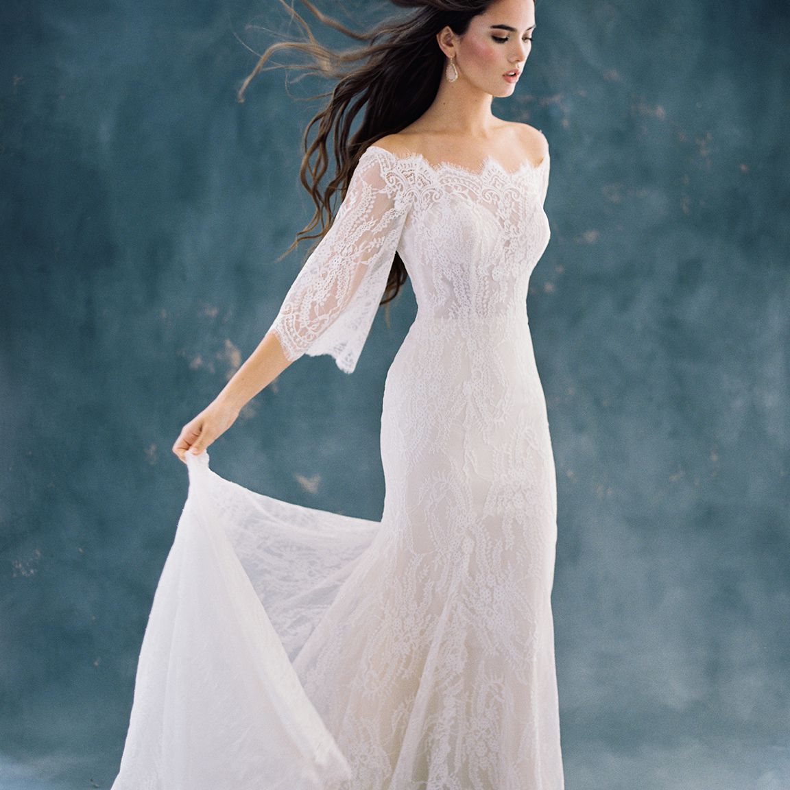 模特蕾丝露肩礼服与四分之三袖子