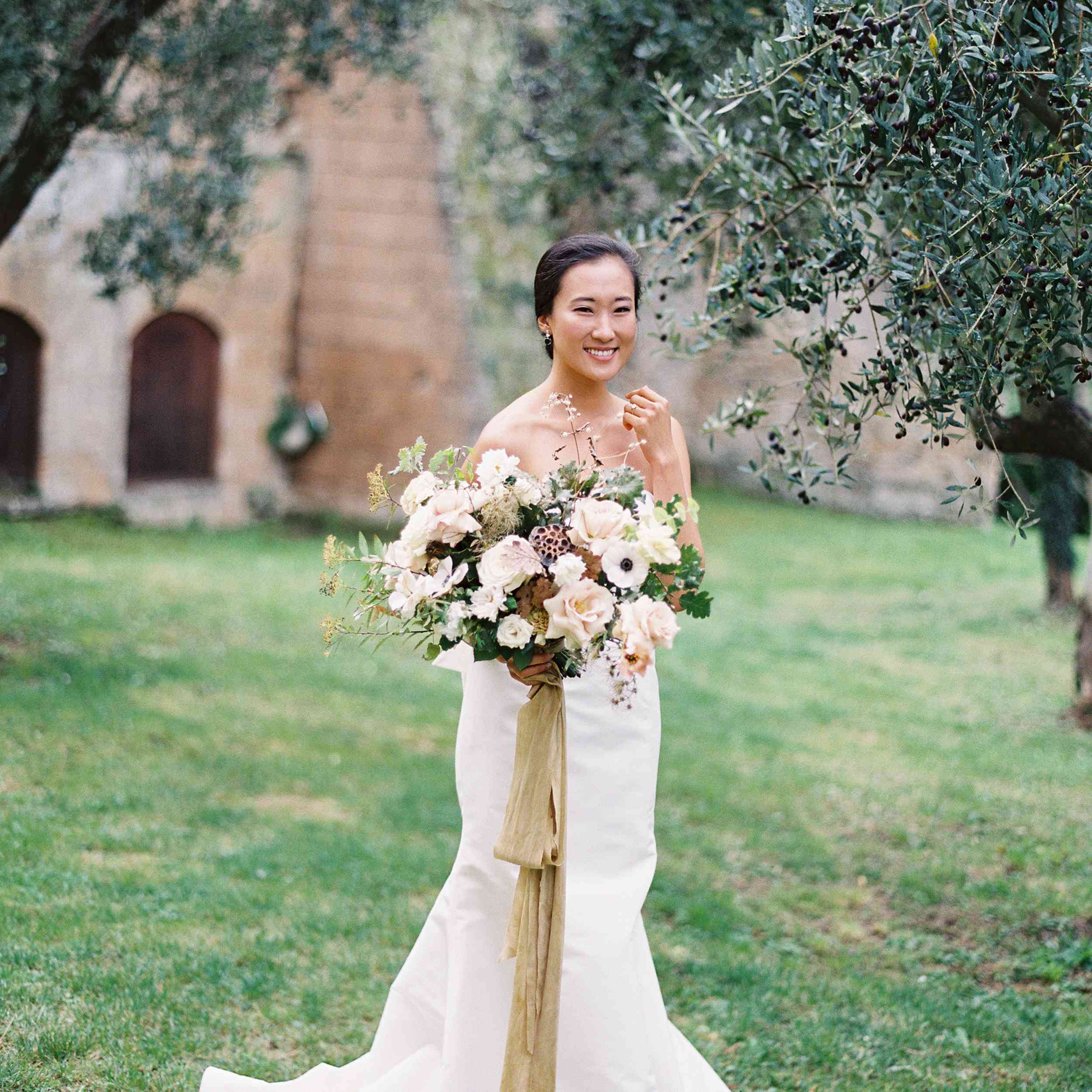 经典LA巴迪亚意大利的婚礼，新娘手捧花束繁茂