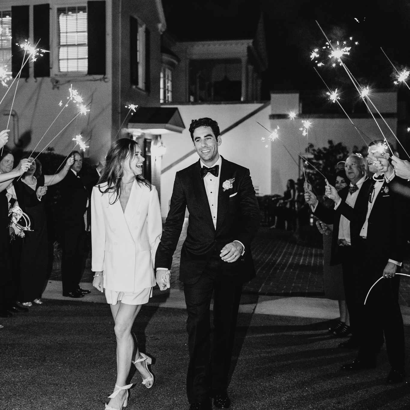 新娘和新郎离开接待