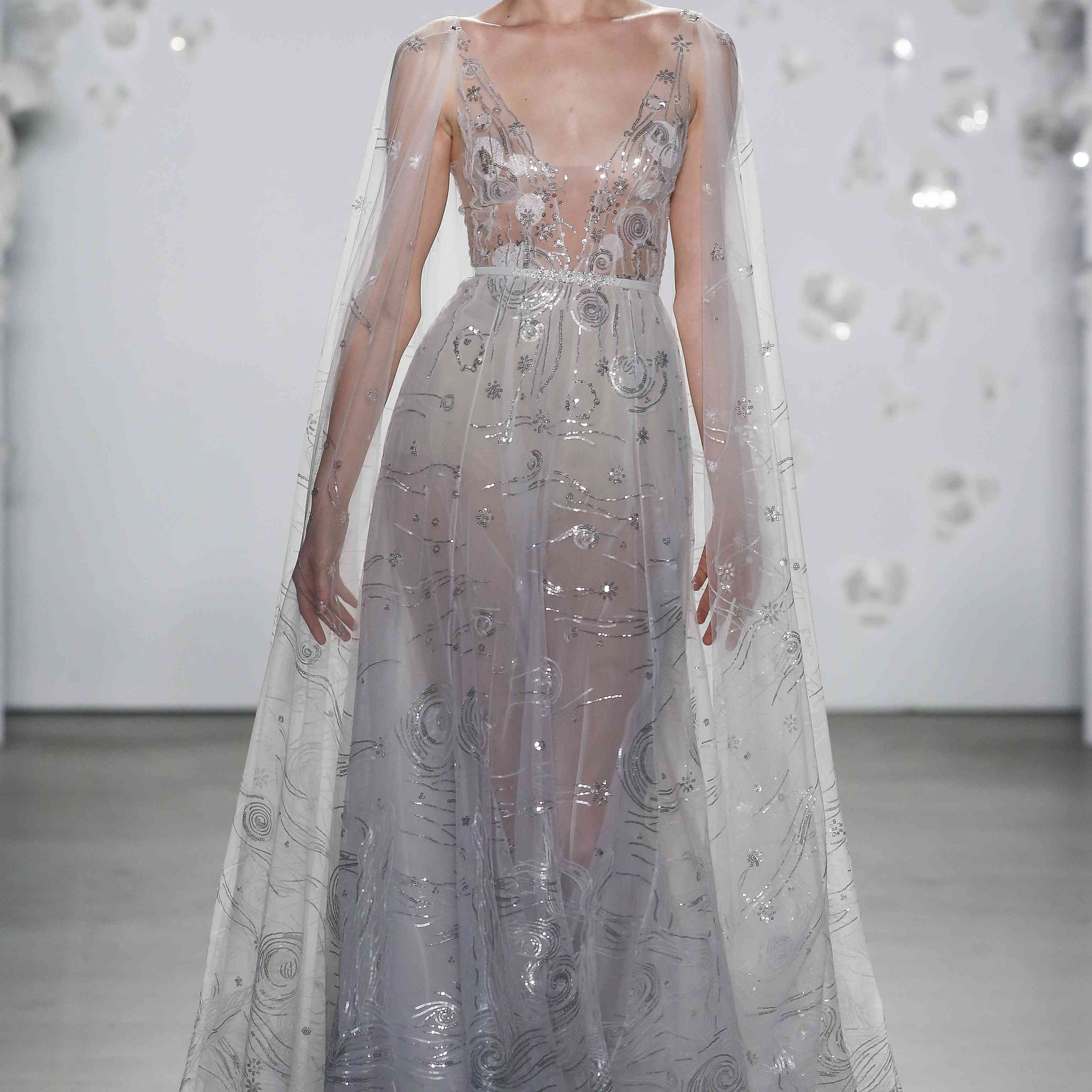 模特在深V亮片泡沫图案丝绸薄纱礼服与匹配的斗篷