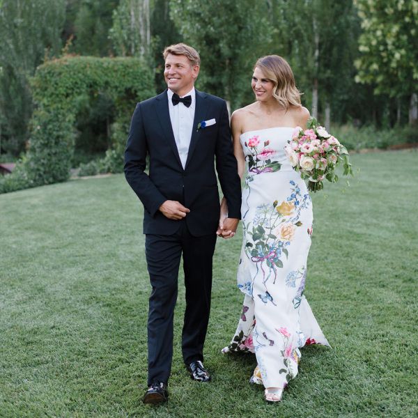 新娘和新郎手牵着手