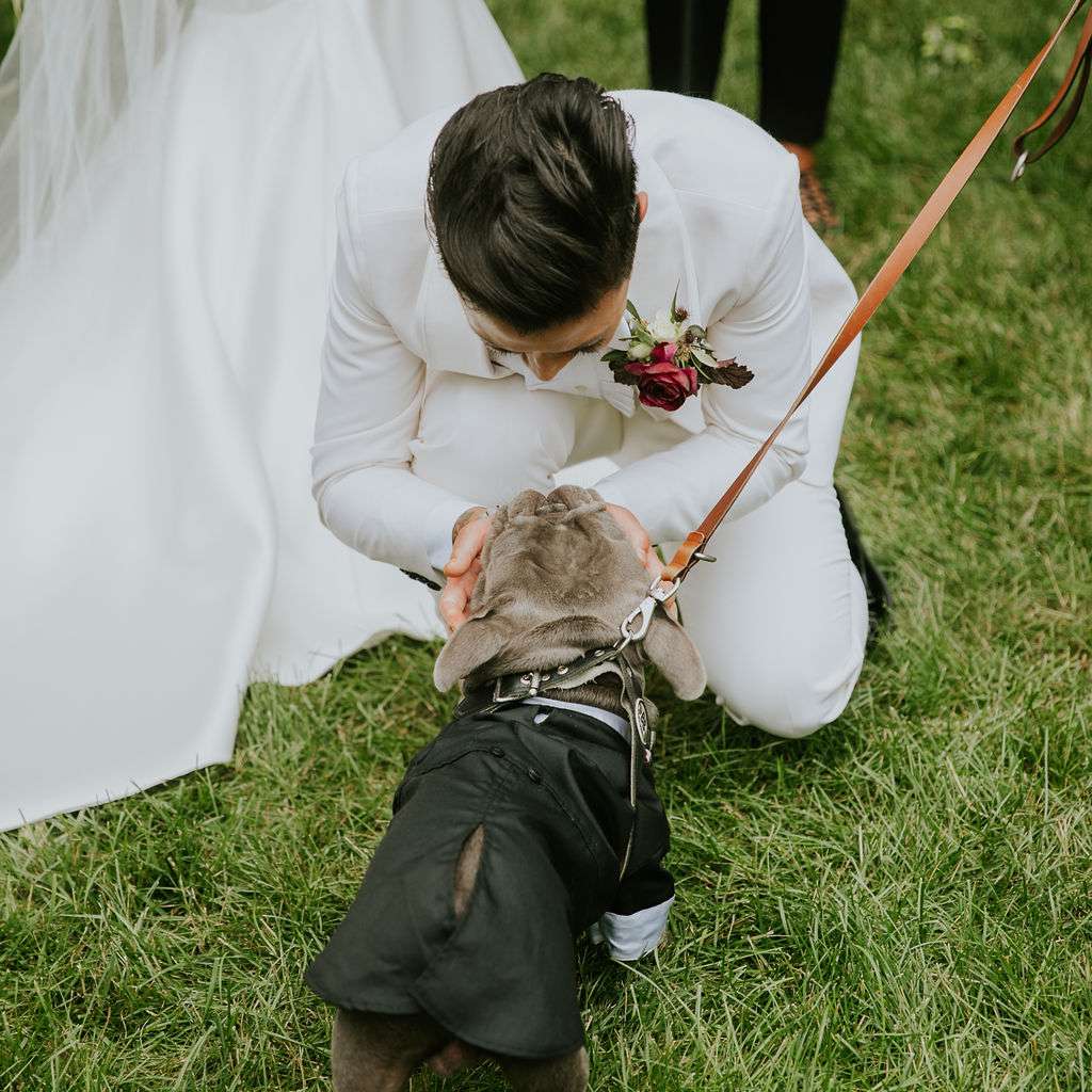 奥托在仪式上向大家问好