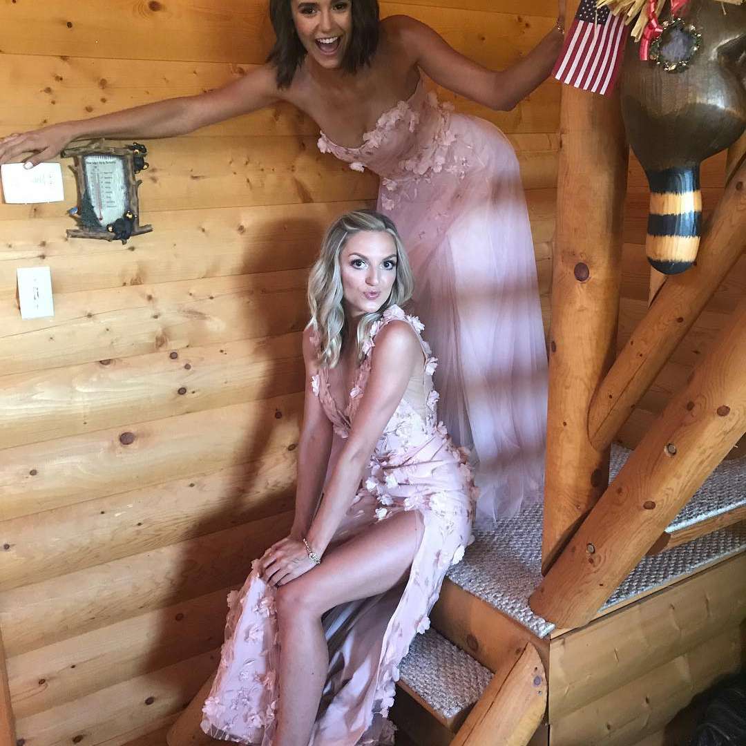 Nina Dobrev作为伴娘