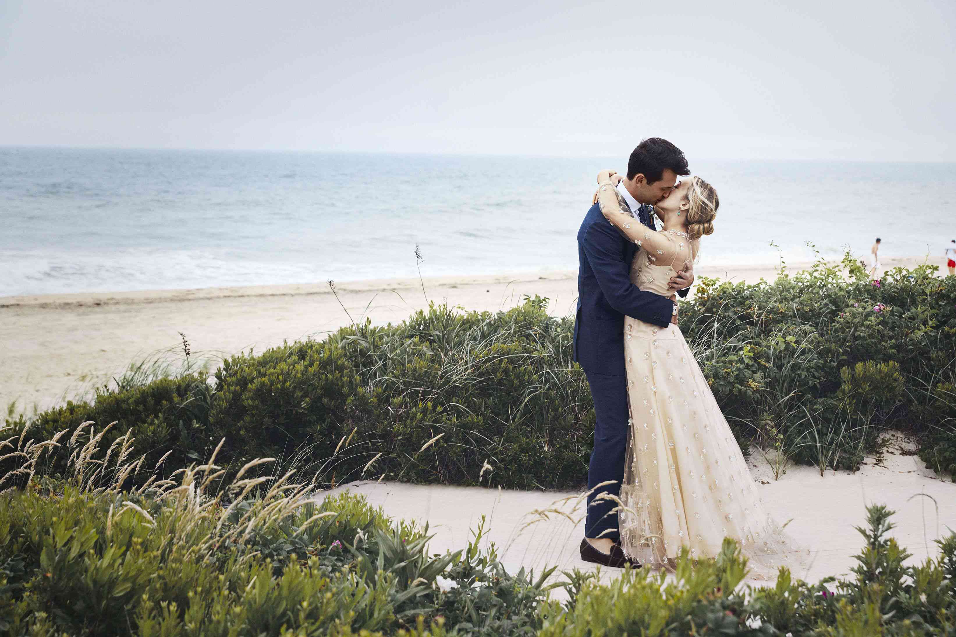 情侣在沙滩上亲吻绿化