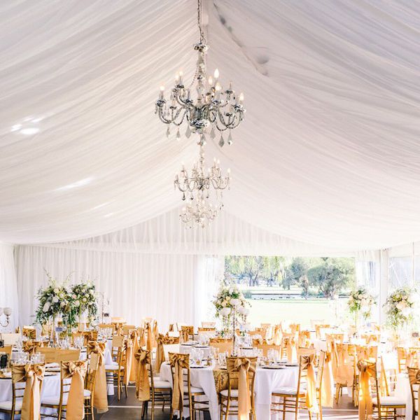 帐篷下的婚礼布置