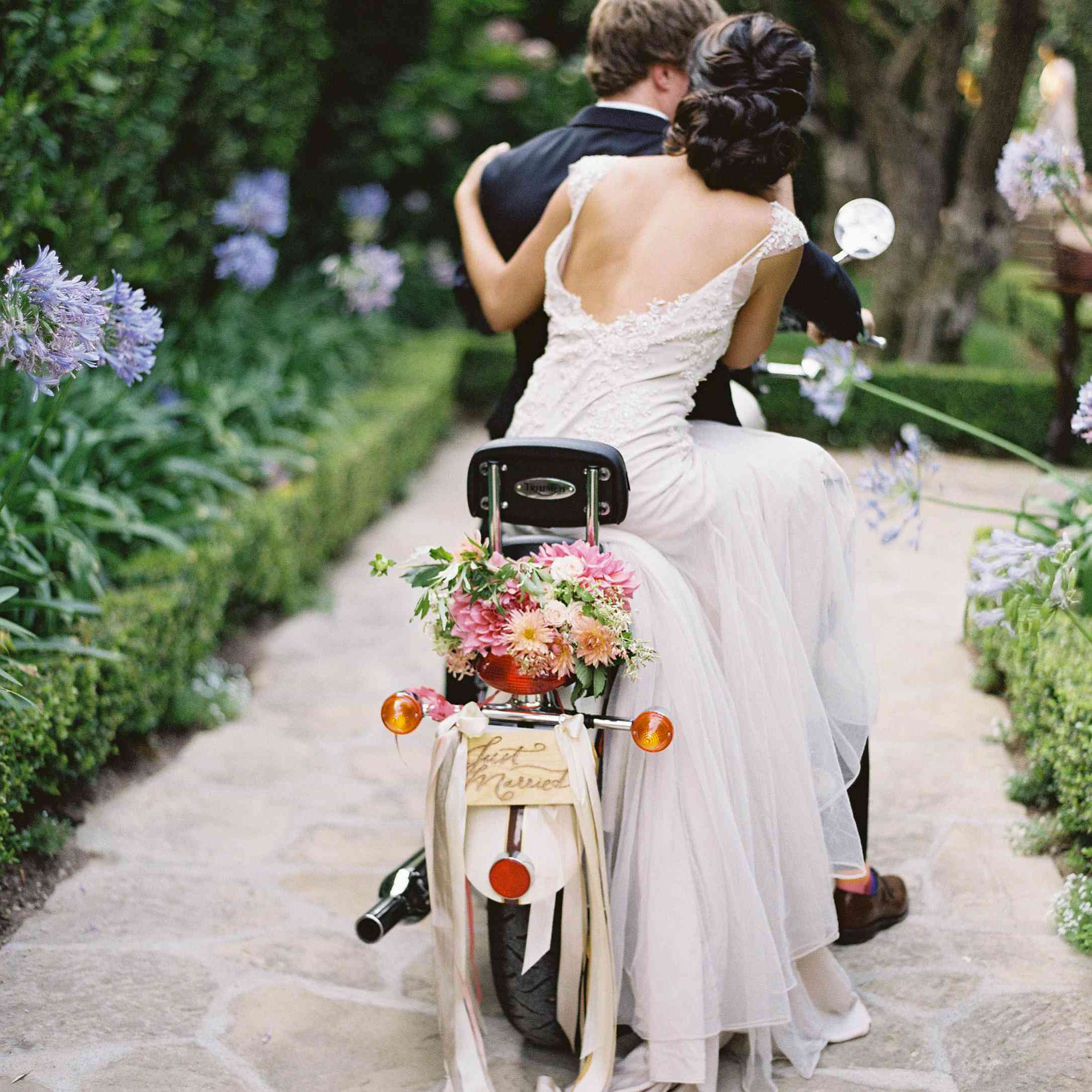 摩托车的新婚夫妇