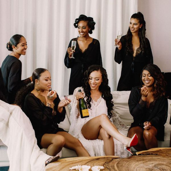 婚礼当天早上，新娘和伴娘一边喝着香槟一边准备婚礼