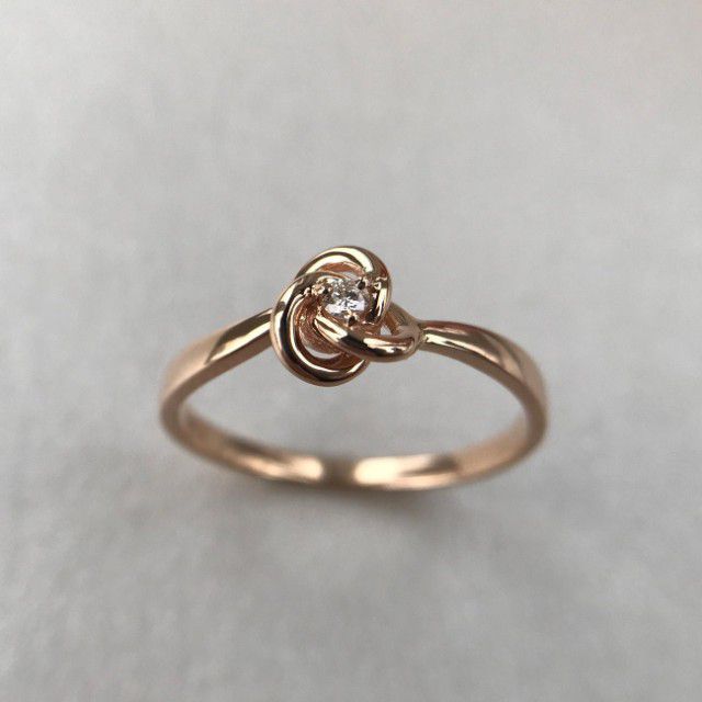 精致的乐队与凯尔特结和小中心钻石