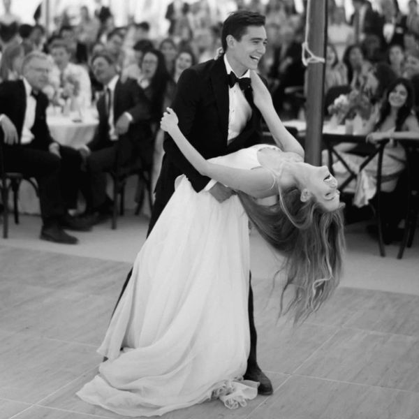 新郎在婚礼上跳第一支舞时把新娘浸在水中