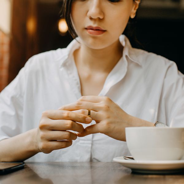 一个女人摘下她的结婚戒指