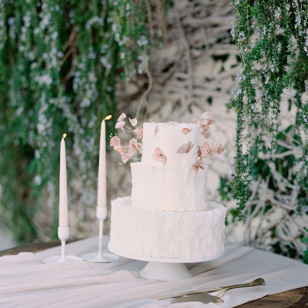 与白色亚麻布的白色婚宴喜饼在桌上