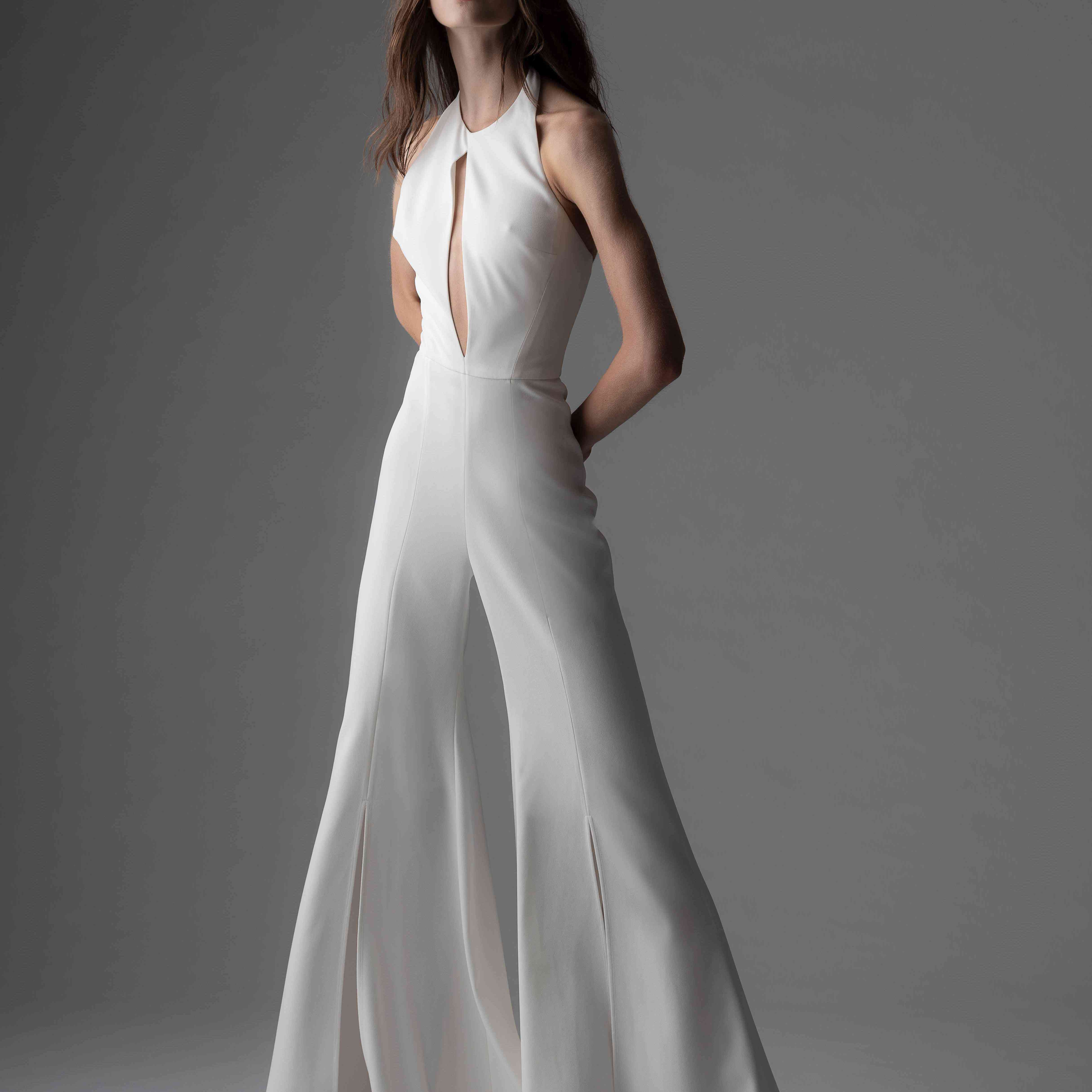 模特穿着吊带婚礼连衣裤和喇叭裤裤腿