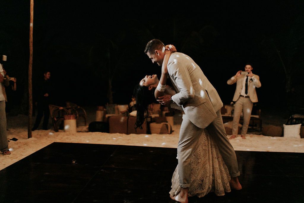 新郎逢低在舞池新娘