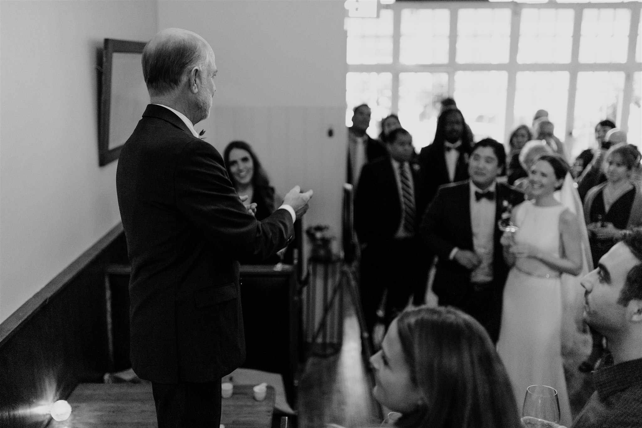 新娘给人讲话父亲