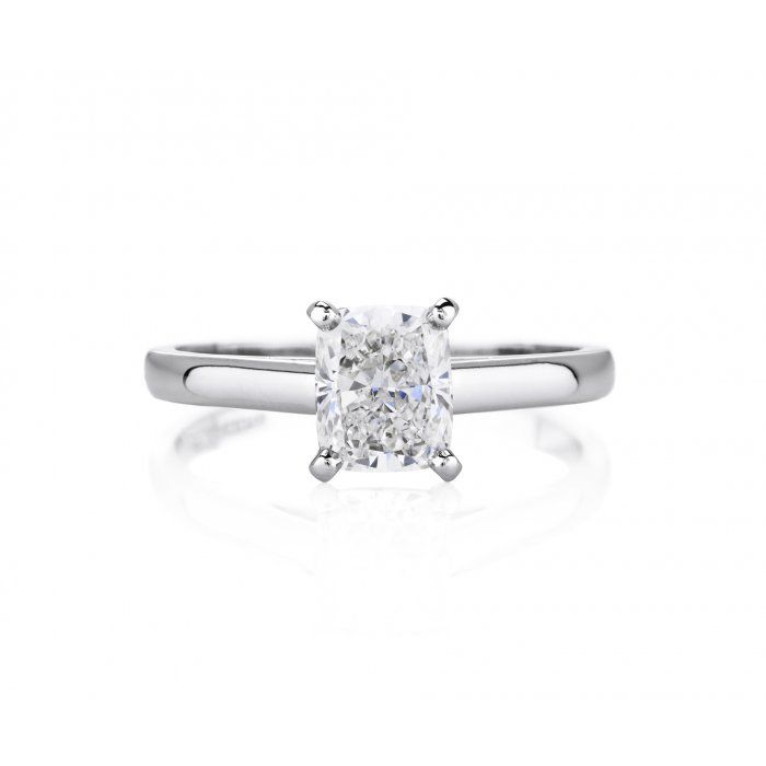 软垫切割钻石单人订婚戒指上的白色背景188bet官网88bet官网