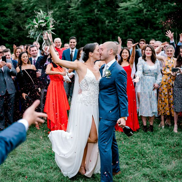 新娘和新郎抛五彩纸屑