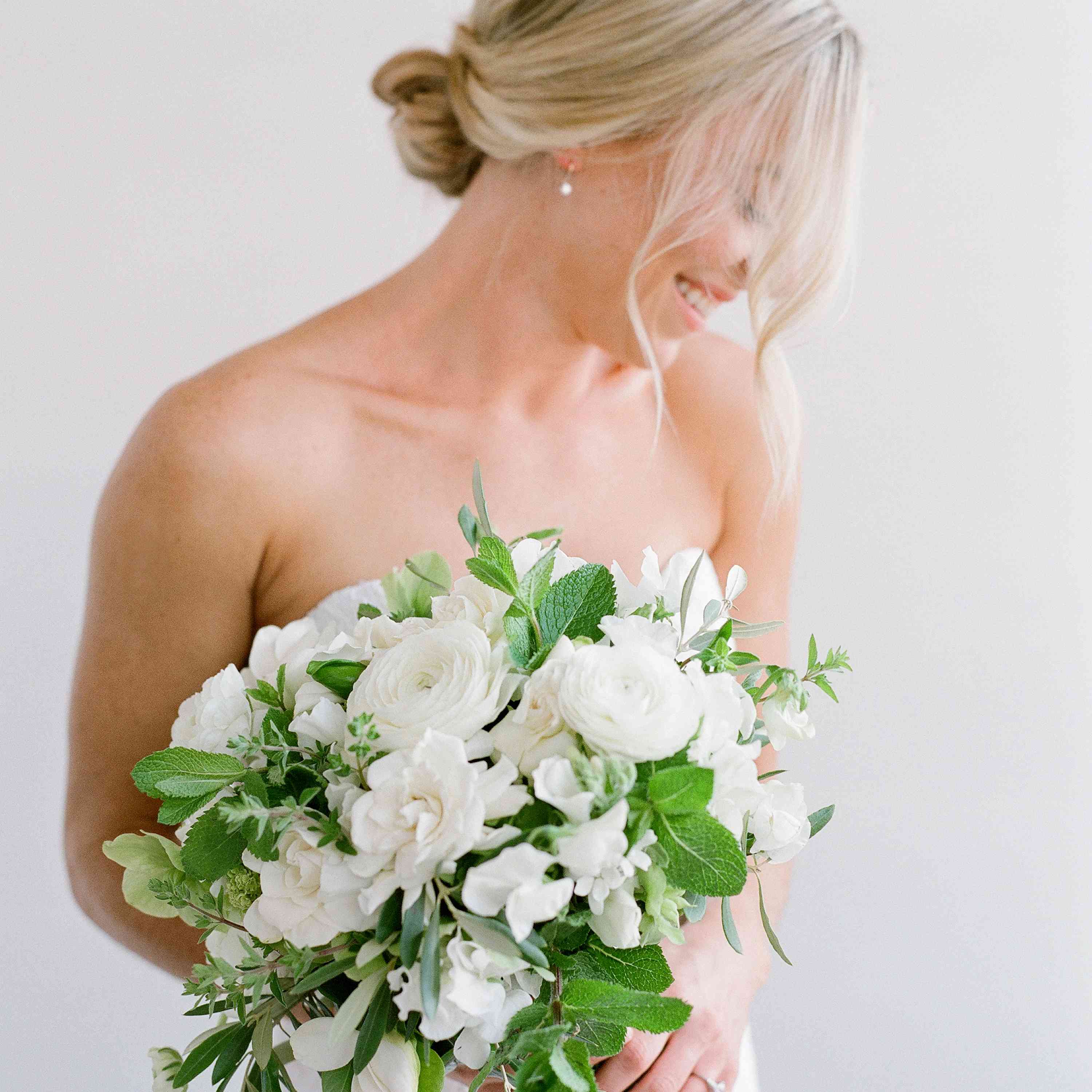 里维尼婚纱礼服